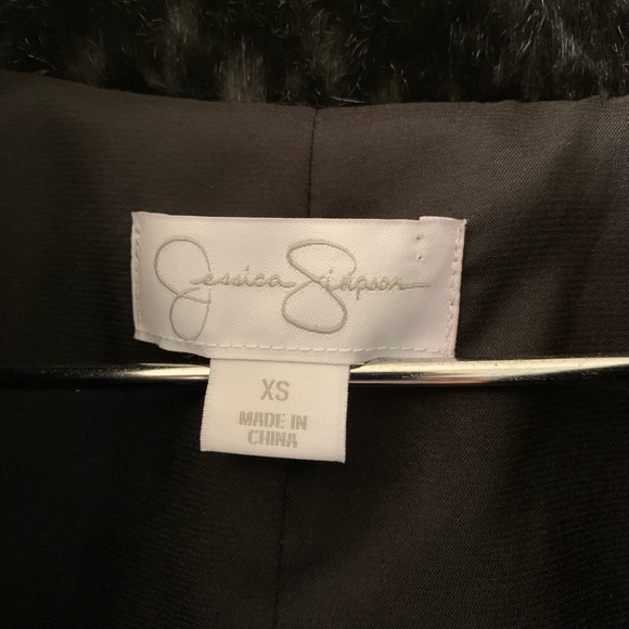 JESSICA SIMPSON’s Cape - Picture 3 of 7